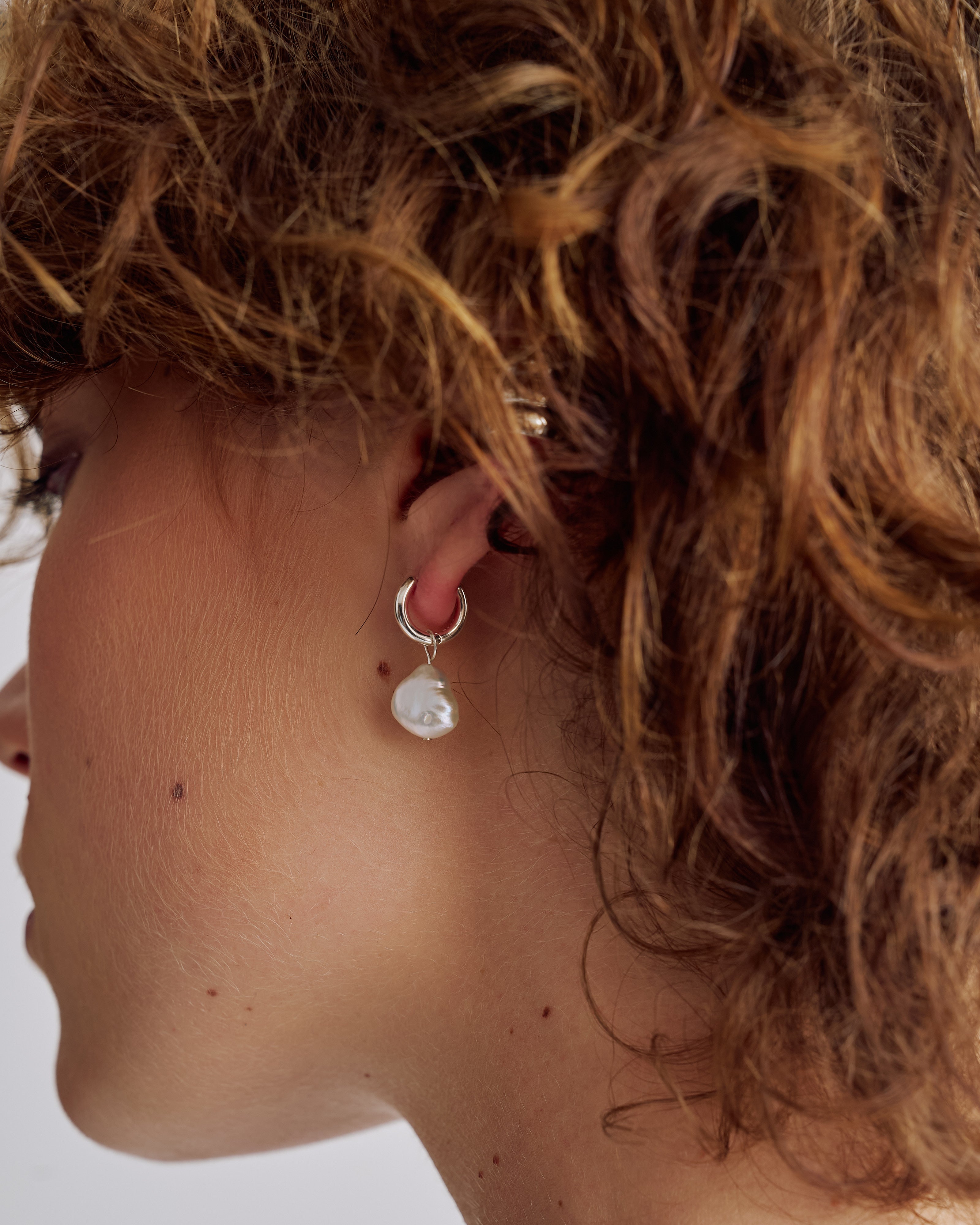 Re-Edition Lila Pearl Sleeper Earrings